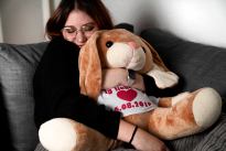 XL Kuscheltier Hase "Hoppi" mit Foto T-Shirt Produktbild